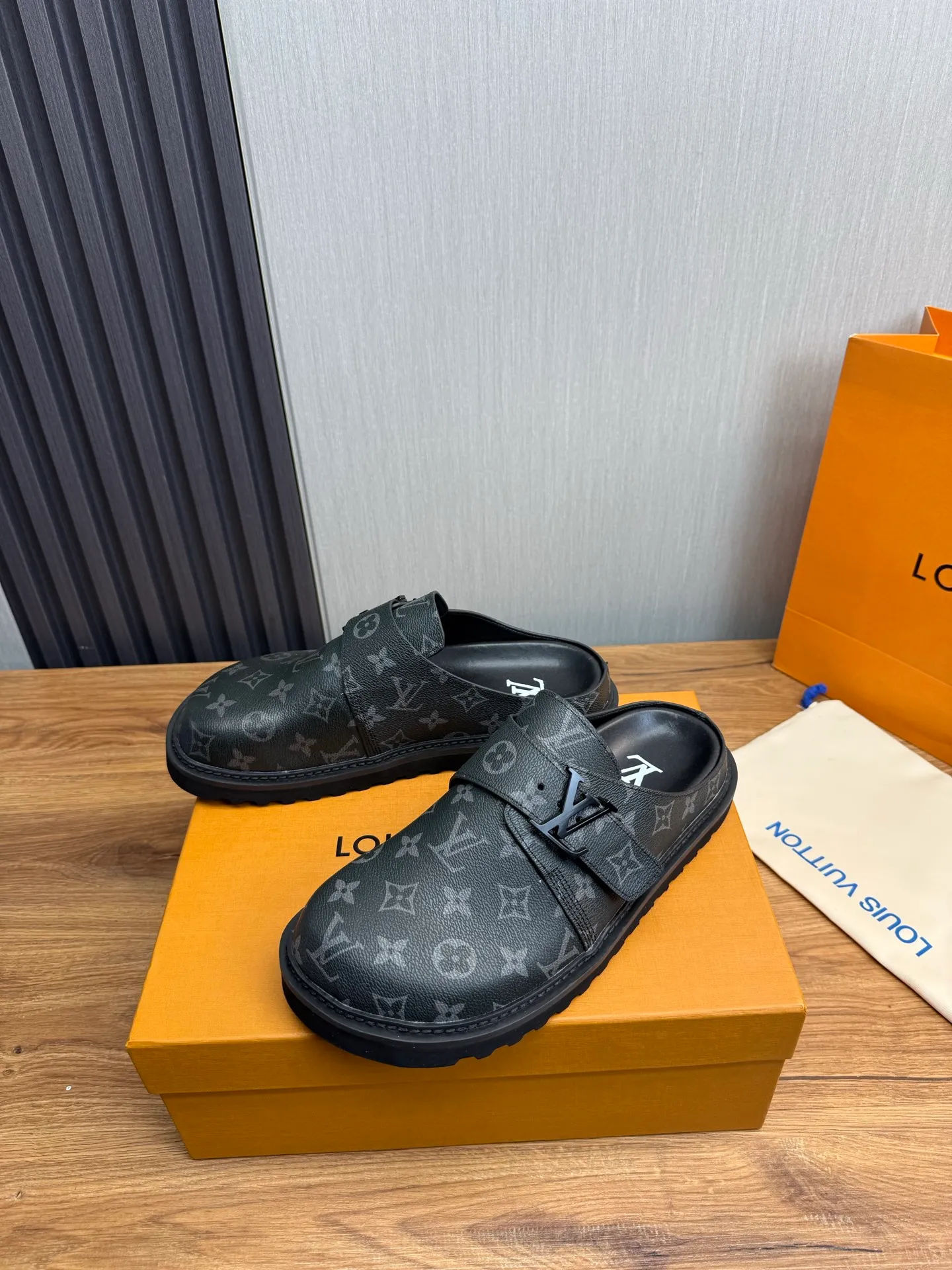 Men's men's shoes 460💰 Lv. Popular couple slippers hot sale🩷💚 🩴Official website one to one production 35-45 sizes 45 46 🉑️Customized!